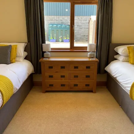 Villa Sunny Bank- Countryside Escape With Private Hot Tub And Countryside Views à Carmarthen Extérieur photo