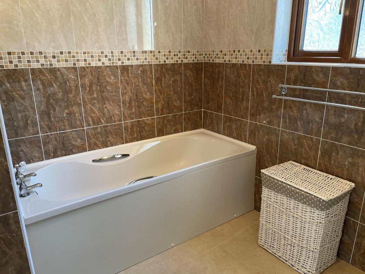 Hébergement de vacances Sunny Bank- Countryside Escape With Private Hot Tub And Countryside Views Carmarthen