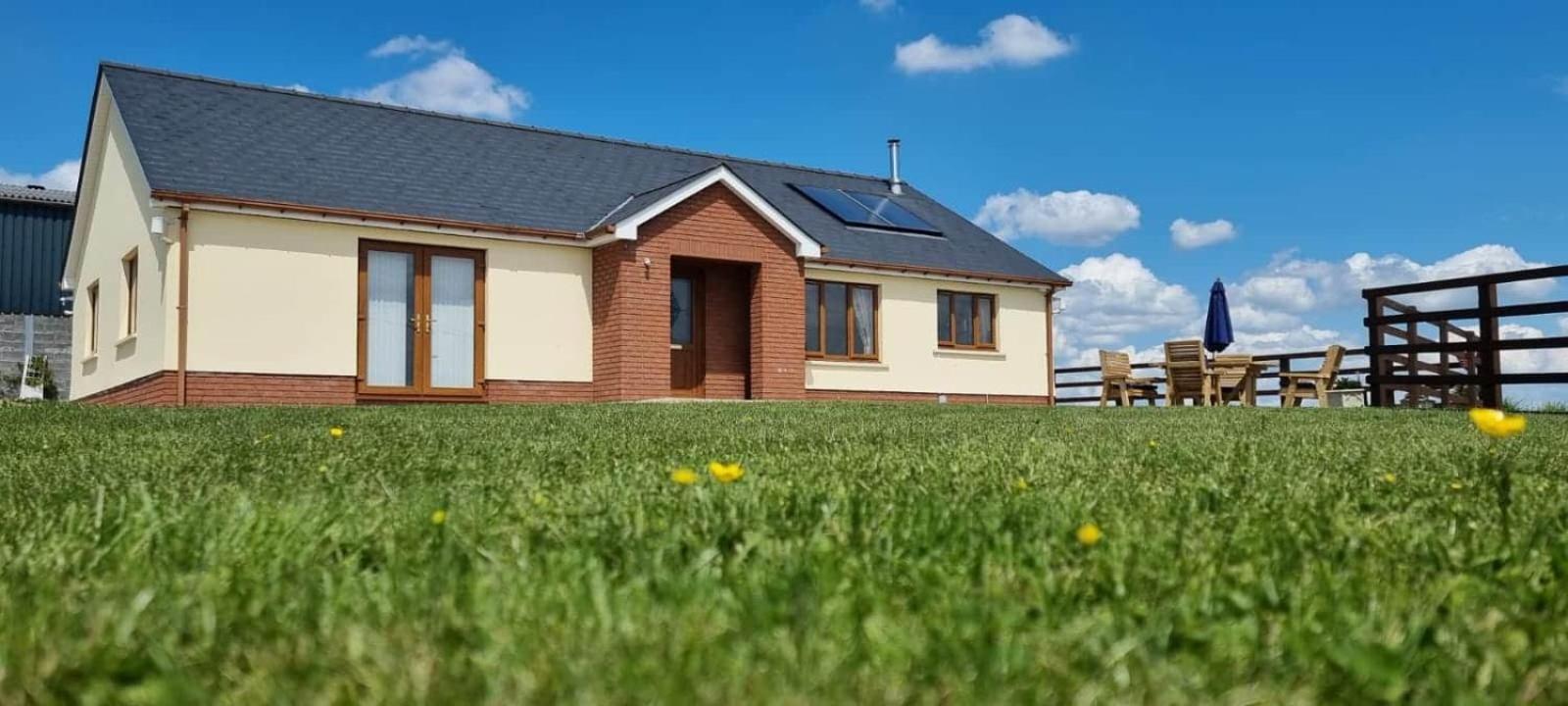 Sunny Bank- Countryside Escape With Private Hot Tub And Countryside Views Hébergement de vacances Carmarthen