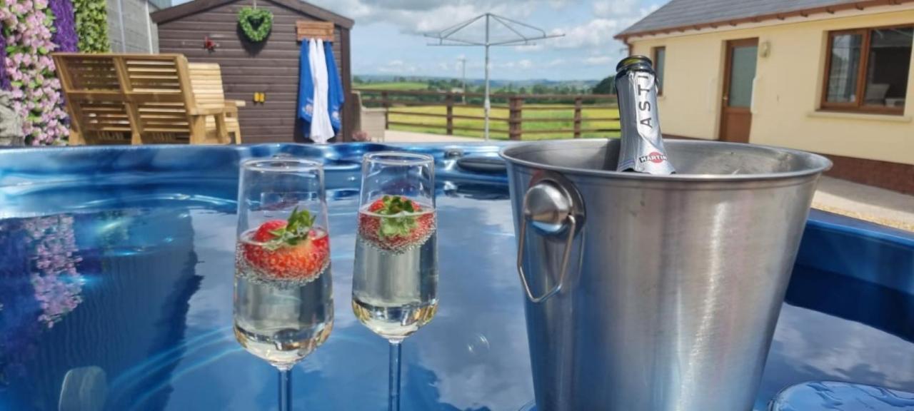 Sunny Bank- Countryside Escape With Private Hot Tub And Countryside Views *